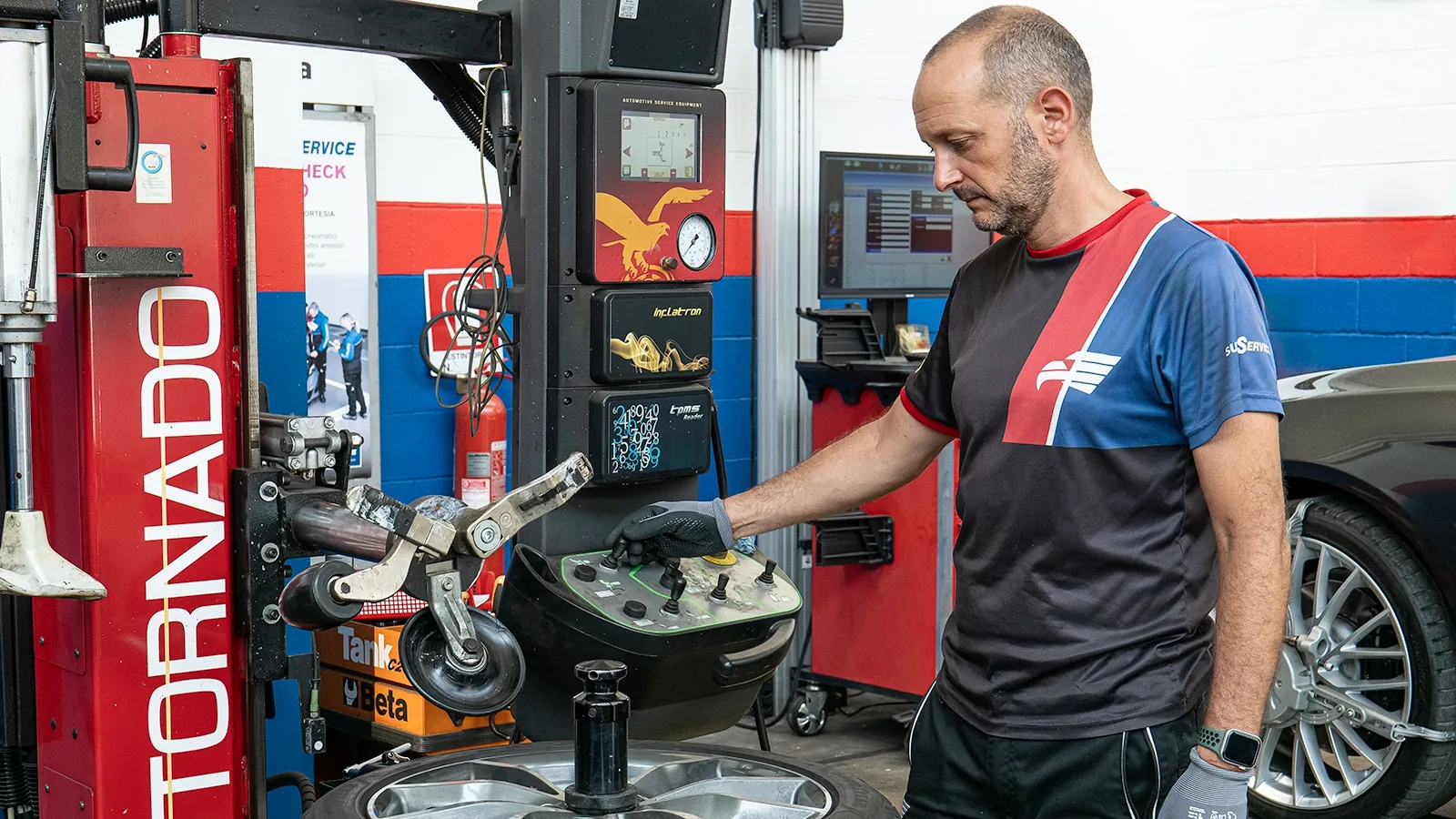 Tecnico di Battaglia Gomme durante l’equilibratura di uno pneumatico